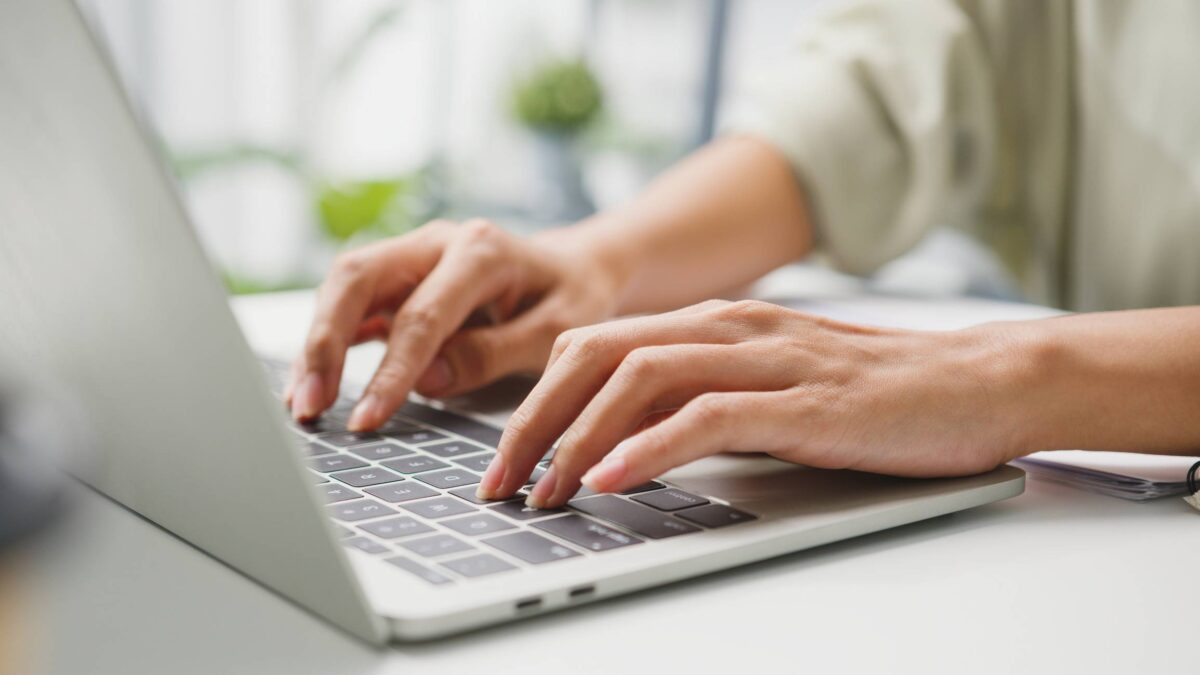 personne utilisant un ordinateur