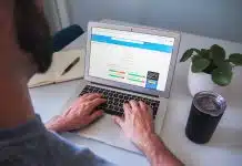 un consultant seo sur son ordinateur