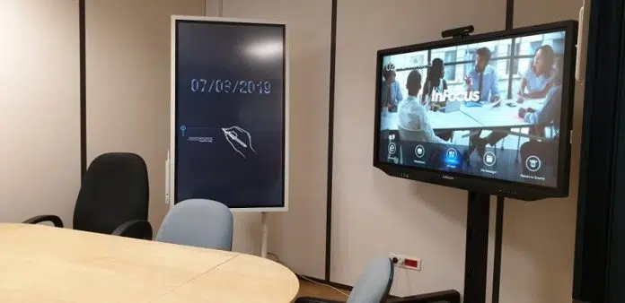 Découvrez l'écran interactif pour les salles de réunion
