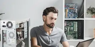 Un homme qui répare un ordinateur