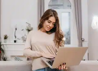 Une femme regardant son ordinateur
