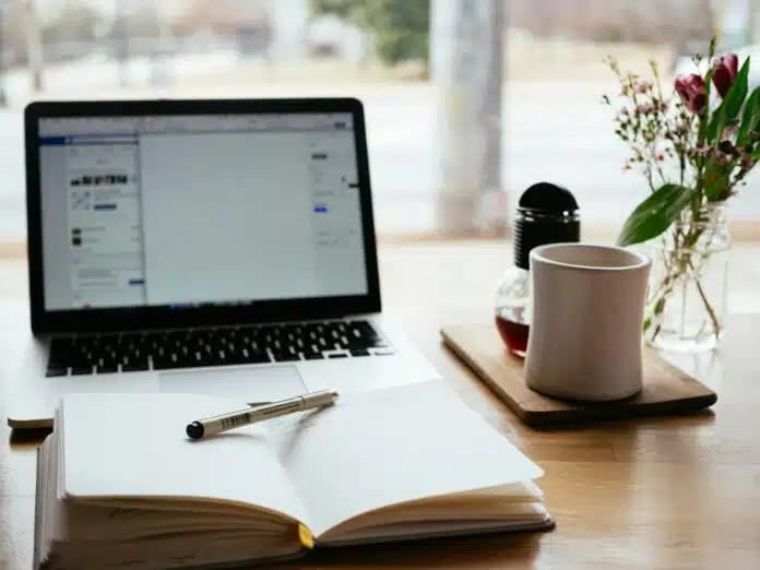 cahier, MacBook et café